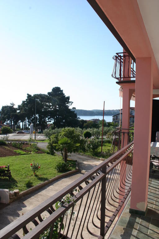 Guest House Zohil Ровинь Экстерьер фото